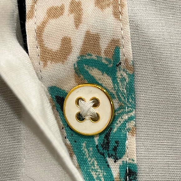 - CHICO’S NO-IRON Tropical Pleat-Back Shirt Size 2 Chico’s Size, US medium - Picture 8 of 10